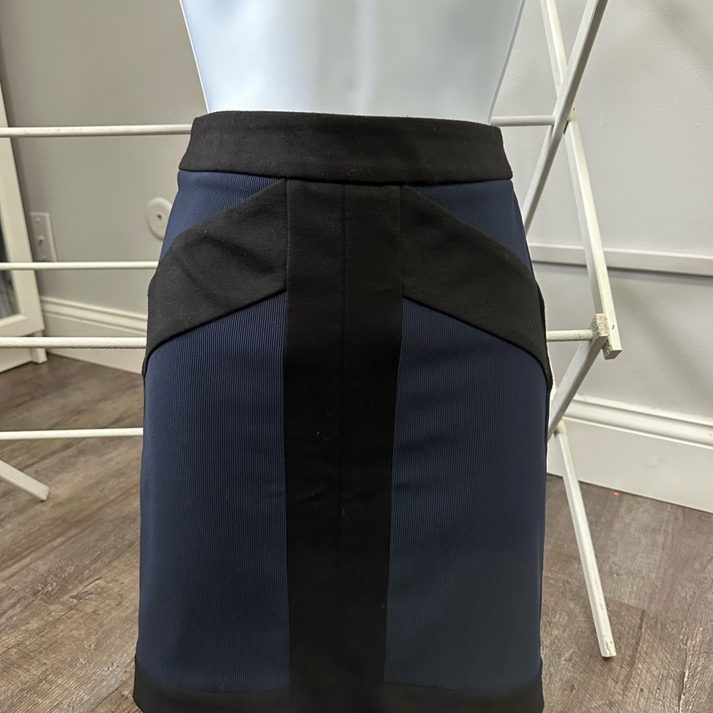 Elegant Black and Blue Women's Skirt BCBG size 0 *LIKE NEW*